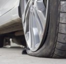 Phải làm gì nếu bạn bị nổ lốp xe?